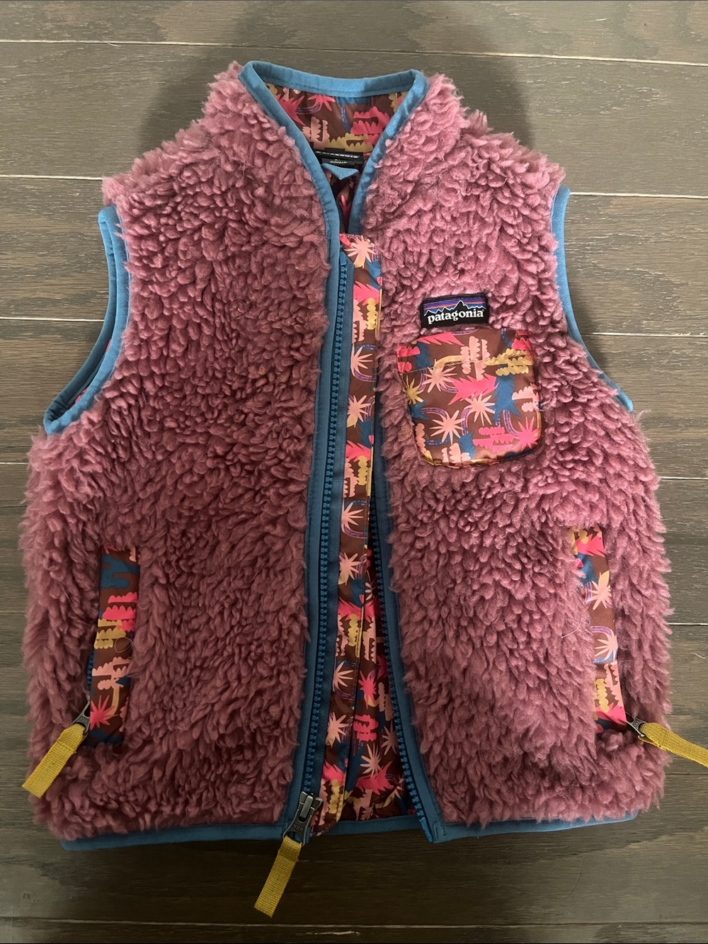 Patagonia mauve sherpa fleece vest with blue trim